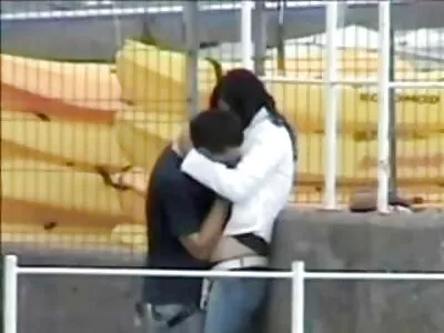 உங்கள் நாக்கு வீடியோவில் கேண்டி உருகுகிறது (கேண்டி பெல்லி)
