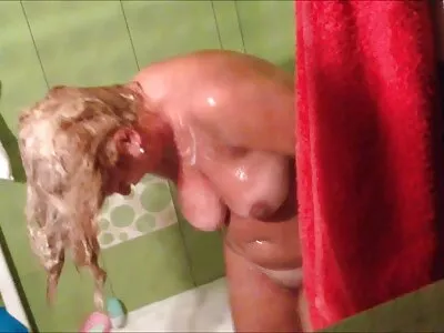 ஒரு ஆபாச நட்சத்திரம் பஸ் வீடியோவில் பிறந்தார் (ஜியானா டியோர்)