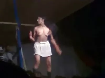 அமெச்சூர் த்ரீசோம் வீடியோவில் பஸ்டி பேப்ஸ் (கிரா குயின், கிரேஸ் ஜாய்)